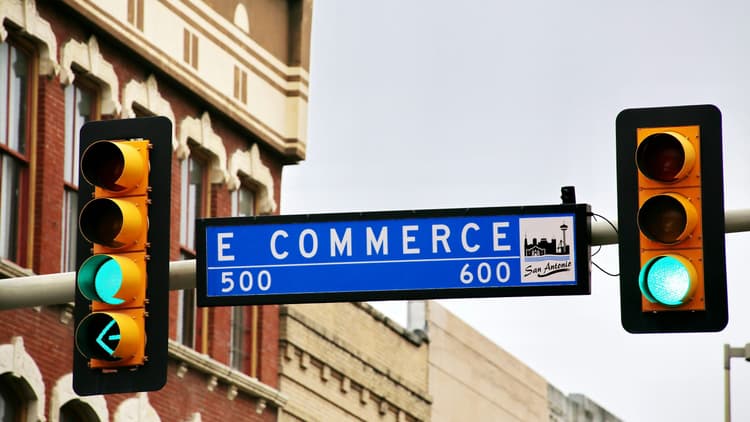 Optimizing Product Recommendations with AI in E-Commerce