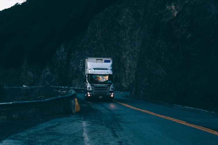 Optimizing Logistics and Delivery Routes with AI Algorithms