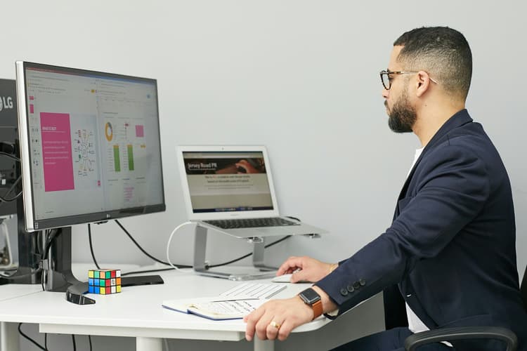 Utilizing AI for Enhanced Employee Performance Evaluations